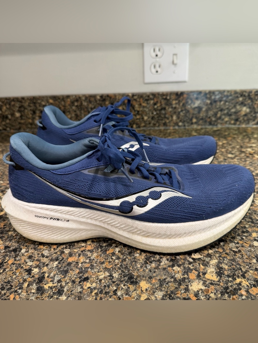 Saucony men’s  Navy Blue Athletic Running Shoes with White Accents size 9.5